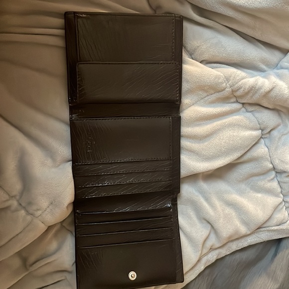 Gucci wallet. Not really sure when it was made or how much it’s worth. - Picture 7 of 7
